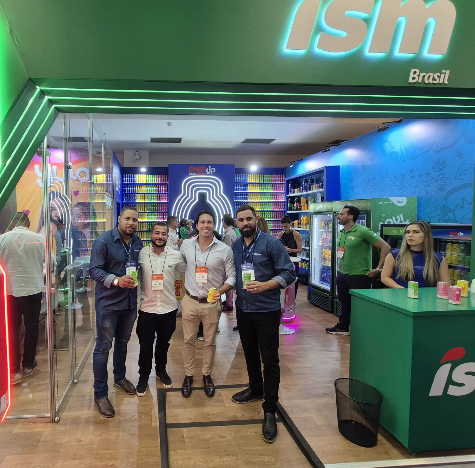Equipe de merchandising da Pegasus organizando gondola em supermercado